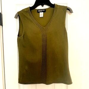 Jones New York Army green sleeveless sweater top